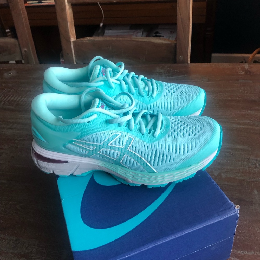 Size 6 ASICS Gel Kayano 25.
